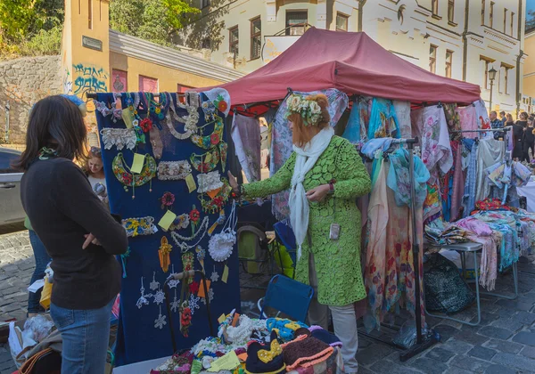 Kiev, Ukraina - 03 oktober 2015: Turister och köpmän i den marknaden gatan St. Andrews descent - historiska centrum — Stockfoto