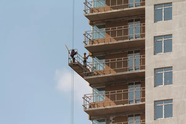 Kiev, Ucrania - 01 de septiembre 2015: Constructor trabajando en altura en la construcción de un edificio de varios pisos — Foto de Stock