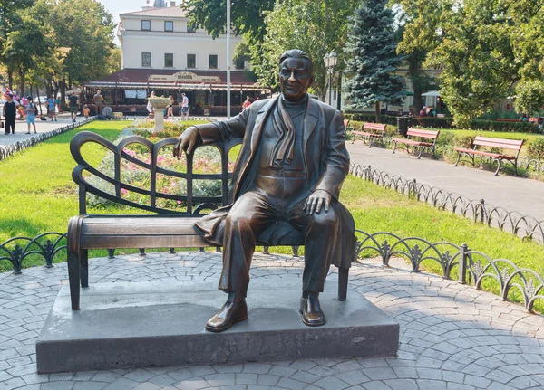 Odesa, Ukraina - 28 augusti 2015: Monument över den berömda sångerskan Leonid Utesov i staden centrerar — Stockfoto