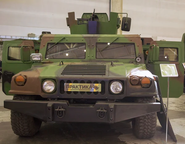 Kiev, Ucrânia - 22 de setembro de 2015: Carro Hummer adaptado às necessidades do exército ucraniano na exposição especializada "Armas e Segurança - 2015 " — Fotografia de Stock