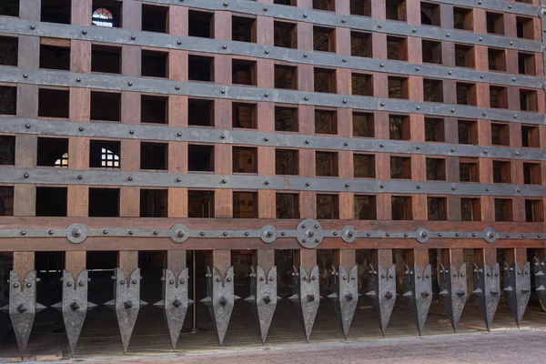 Cancello in legno ricostruito di una vecchia fortezza. Kiev, Ucraina — Foto Stock