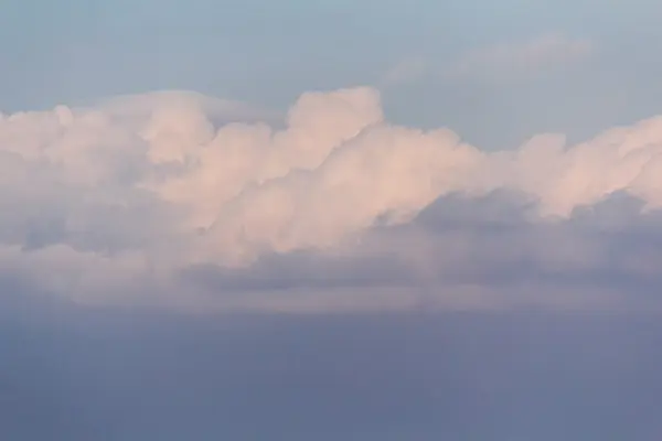 Dramatische flauschige Wolken im Sonnenlicht. Natur — Stockfoto