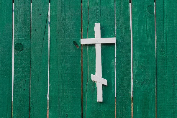 Wit kruis op een groene houten hek. Religie — Stockfoto