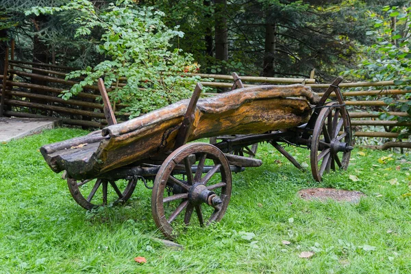 Velha carroça camponesa como decoração. Cárpatos, Ucrânia — Fotografia de Stock