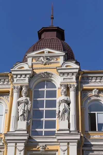 Fasad i en historisk byggnad med statyer. Kiev, Ukraina — Stockfoto