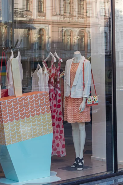 Manequim feminino em uma vitrine — Fotografia de Stock