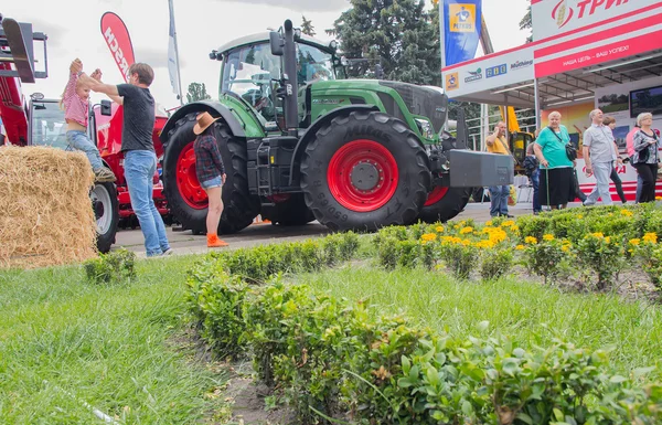 Ukrajna, Kijev - 2016. június 10.: Látogatók a kiállítás közelében "AGRO 2016" — Stock Fotó