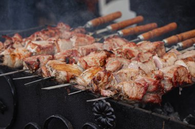 Sosu olan sulu et dilimleri ateşte hazır. 