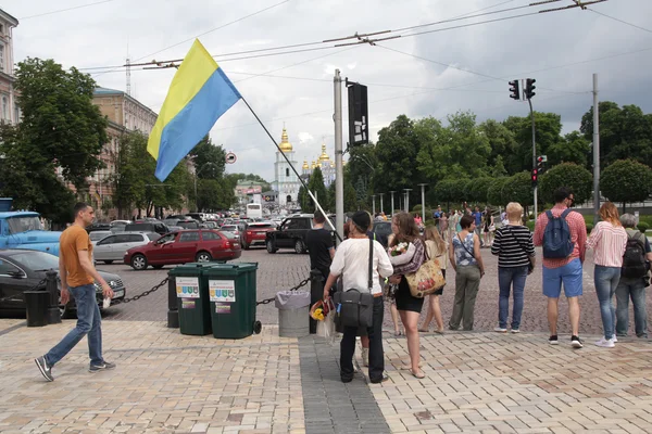 Киев, Украина - 28 мая 2016 года: Человек, держащий флаг Украины над — стоковое фото