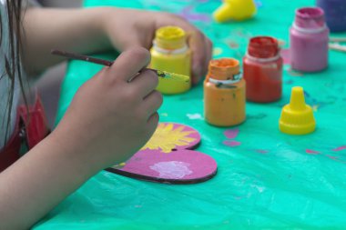 Bir çocuğun elleri yaratıcılık nişanlı