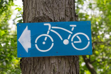 Bir ağaca tutunan işaretçi bisiklet yolu