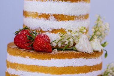 Çilek yakın çekim ile güzel düğün pastası