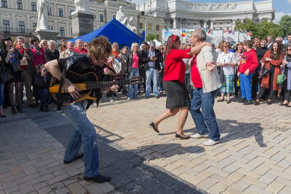 Kiev, Ucrania - 21 de mayo de 2016: Guitarrista y bailarín en la Plaza de San Miguel — Foto de Stock