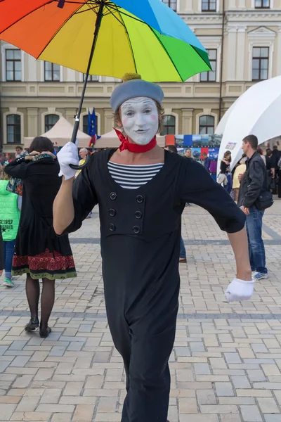 Київ, Україна - 21 травня 2016: Актора в роль mime розважає — стокове фото
