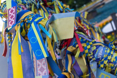 Kurdele ile Ukrayna ve Avrupa Birliği'nin simgeleri