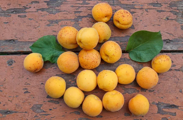 Ripe apricots on an old wooden surface. Fruit — Stock Photo, Image