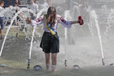 Kiev, Ukrayna - 27 Mayıs 2016: Kiev mezunları pınarlarına banyo.