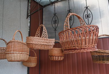 Vintage hasır sepetleri asılı piyasada. El sanatları