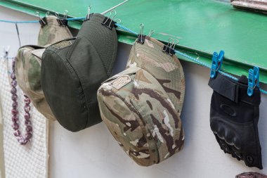 Ukrayna ordusu askerlerinin kıyafet turistlere satılır. Kiev,