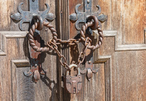 Tranca e acorrenta numa porta velha. Vindima — Fotografia de Stock