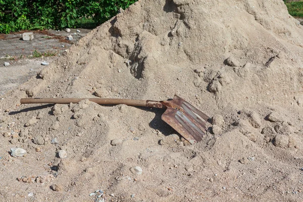 Pala scavare in mucchio di sabbia costruzione — Foto Stock