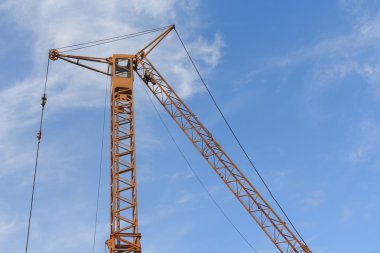 Mavi gökyüzü kule vinç. Bina