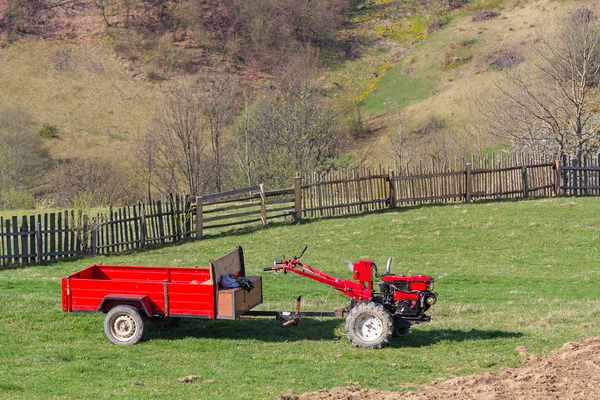 Red bakom traktorn står i gården. Jordbruk — Stockfoto