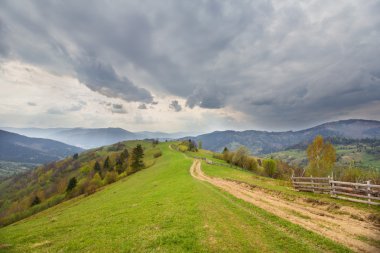Kırsal ve arka planda dağlar iz