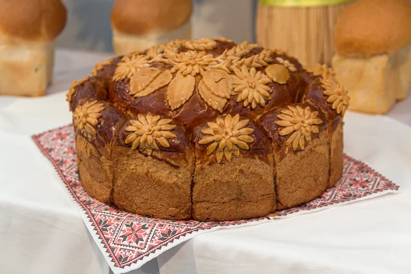 Bella pagnotta con fiori fatti di pasta. Alimenti — Foto Stock