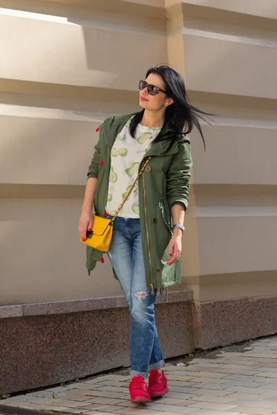 Hermosa mujer con bolsa amarilla en la calle. Gente — Foto de Stock