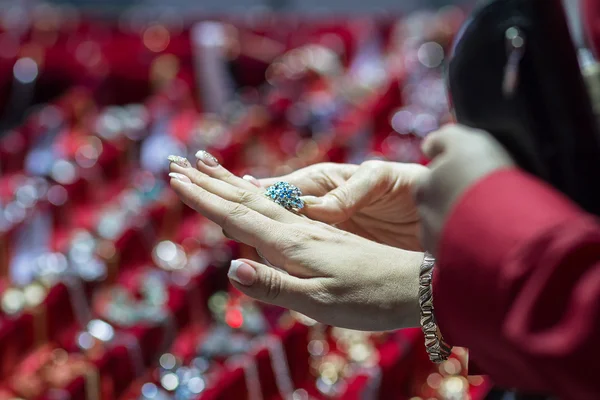 Mujer probándose un anillo en la mano en el mostrador. Joyería — Foto de Stock