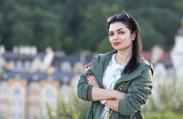 Sokaktaki güzel bir kadının portresi. İnsanlar