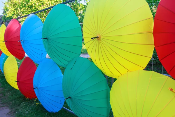 Decorazione di ombrelli colorati sulla parete. Celebrazione — Foto Stock