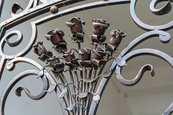 Forged iron rose on the gate. Architecture — Stock Photo, Image