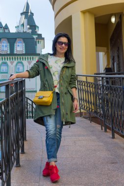 Sokakta sarı çanta ile güzel bir kadın. İnsanlar