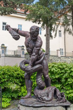 Uzhgorod, Ukrayna - 27 Nisan 2016: Herakles heykeli Lernaean Hydra ve bölge Uzhgorod Kalesi