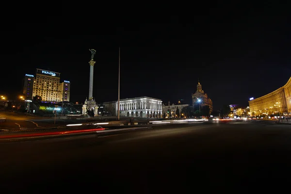 Kyjev, Ukrajina - 31. května 2016: Noční provoz na nezávislost čtve — Stock fotografie