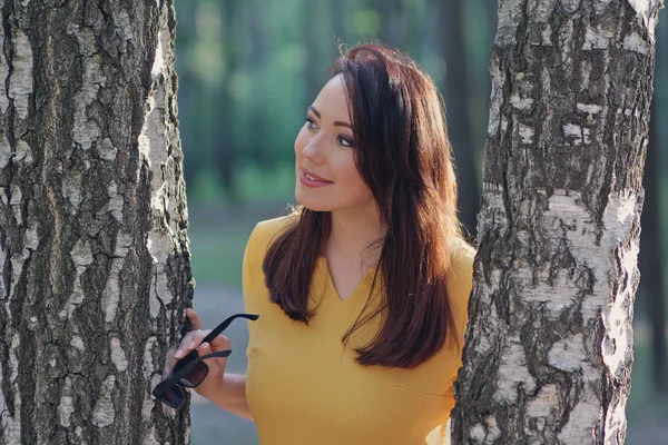 Orman arka plan üzerinde güzel bir kadın portresi. İnsanlar — Stok fotoğraf
