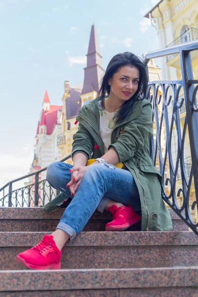 Hermosa mujer en zapatillas rojas sentada en las escaleras. Gente — Foto de Stock