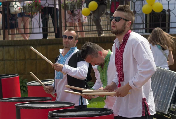Киев, Украина - 05 июня 2016 года: Трио барабанщиков по национальной стоимости — стоковое фото