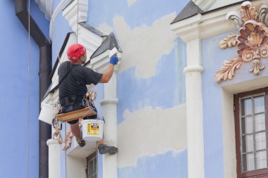 Kiev, Ukrayna - 04 Eylül 2015: İşçi-Restoratör yükseklik onarım Michael'ın manastırda çalışma