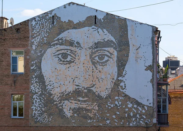 Kiev, Ucrania - 11 de septiembre de 2015: Retrato de un héroe "Cien celestiales" Sergei Nigoyan en la pared de una casa — Foto de Stock