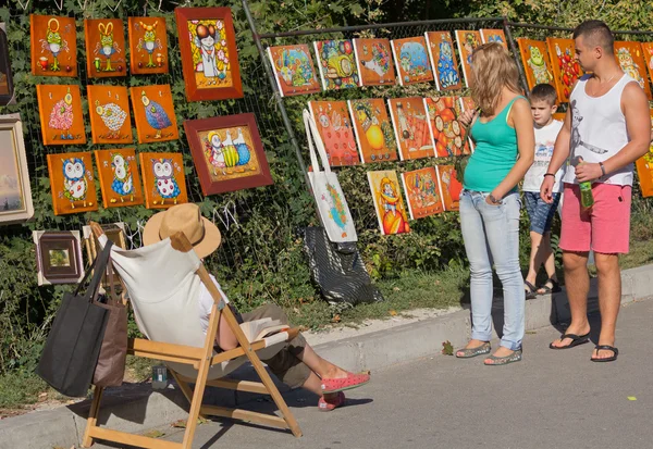 Kiev, Ukraina - 20 September 2015: Förbipasserande undersöka arbetet — Stockfoto