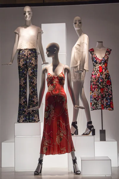 Manekiny w sukienkach w witrynie sklepu — Zdjęcie stockowe
