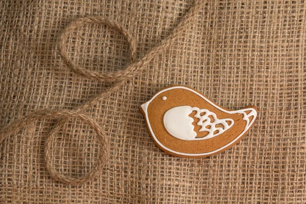 Cookies en forme d'oiseau sur fond textile. Produits alimentaires — Photo