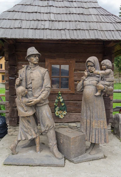 Kolochava, Oekraïne - 18 April 2016: Monument voor de dorpsbewoners - migrerende werknemers, die stierf op de winst in het buitenland — Stockfoto