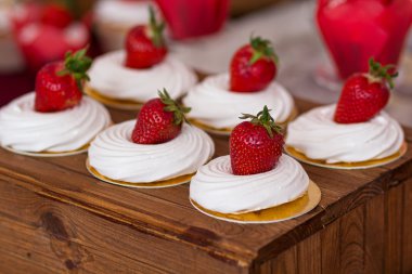 Çilek düğün masada beze pasta. Gıda