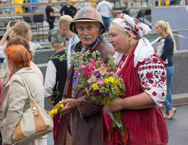 Киев, Украина - 28 августа 2016 года: Мужчина и женщина в традиционных костюмах во время празднования 25-летия — стоковое фото