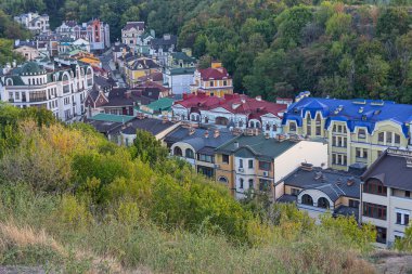 Evin kapısı üzerinde asılı güzel posta kutusu