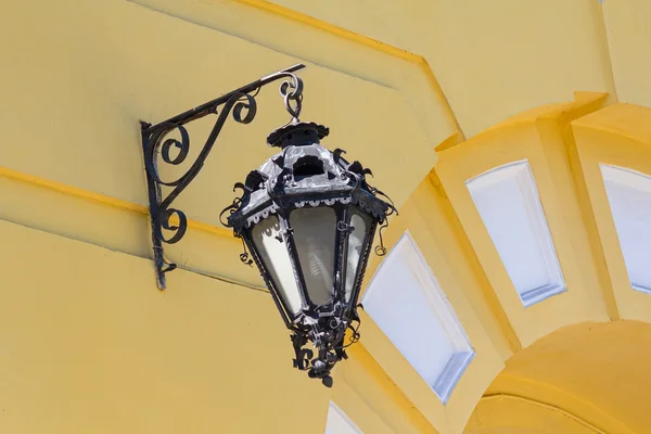 Uma lanterna antiga na parede de um edifício. Arquitetura — Fotografia de Stock